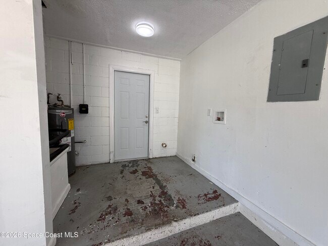 Building Photo - 1295 Country Club Blvd