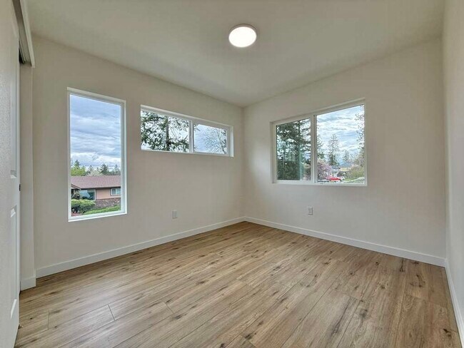 Building Photo - 3925 E 32nd Ave