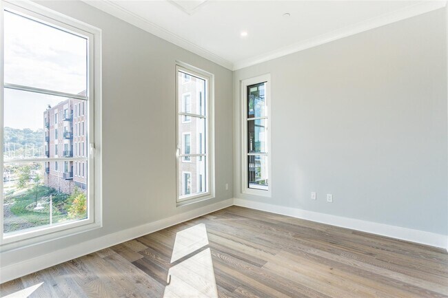 Building Photo - 100 Garvies Point Rd