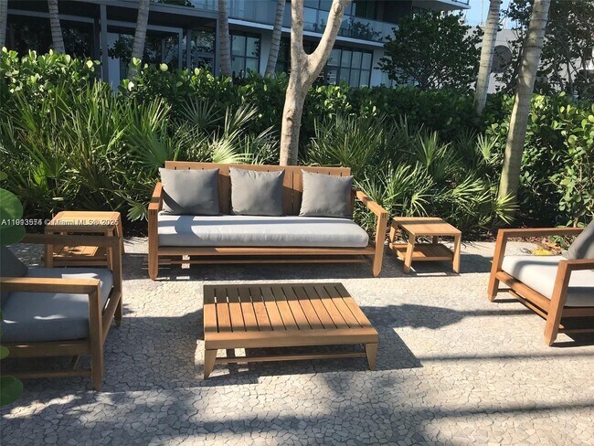 Building Photo - 650 NE 32nd St