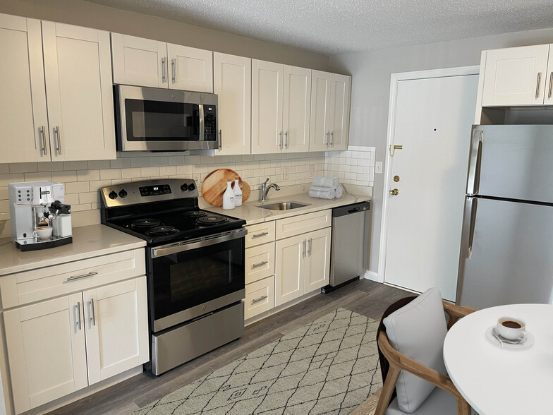 1 BR Kitchen - Woodlands at Nashua