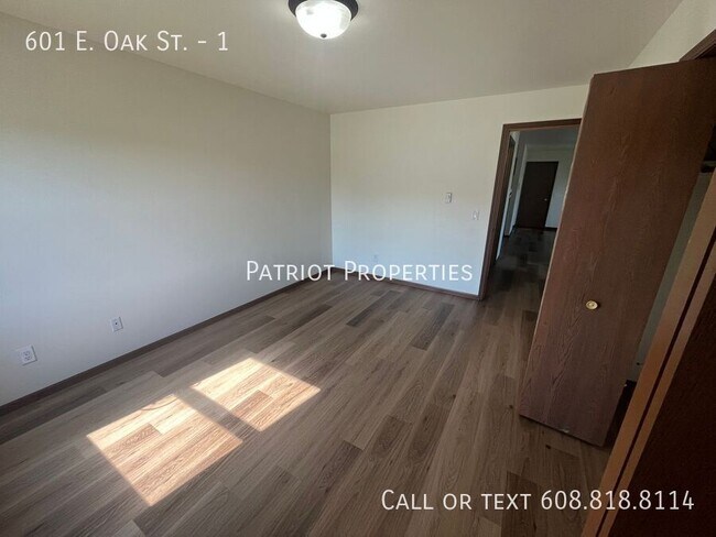 Building Photo - 601 E Oak St