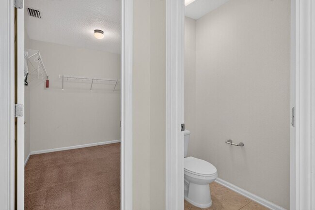 Building Photo - Large 4 bedroom home in Oakleaf