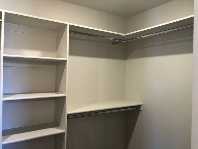 Building Photo - 3 Bedroom Bright and Spacious with Balcony