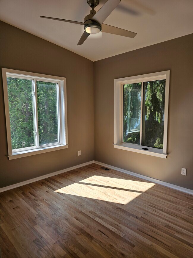 Building Photo - 4822 Hillcrest Dr