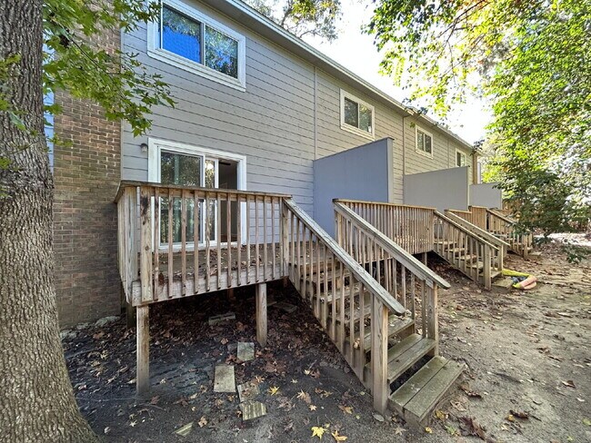 Building Photo - 2BR/1.5BA Townhouse Apartment Conveniently Located!