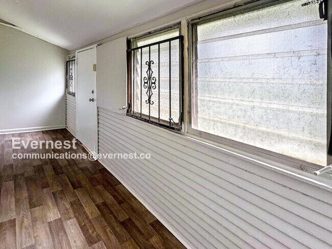 Building Photo - 525 53rd St Ens
