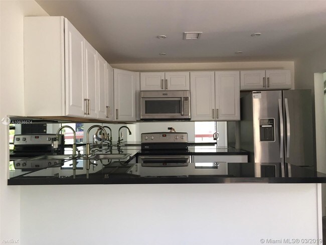 Building Photo - 2 br, 2.5 bath  - Brickell Forest Condo