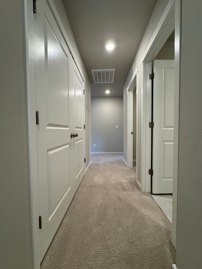 Building Photo - Modern 4-Bed Home for Rent