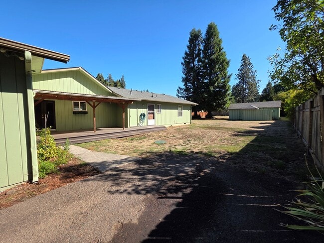 Building Photo - Charming 3 bedroom 2 bath