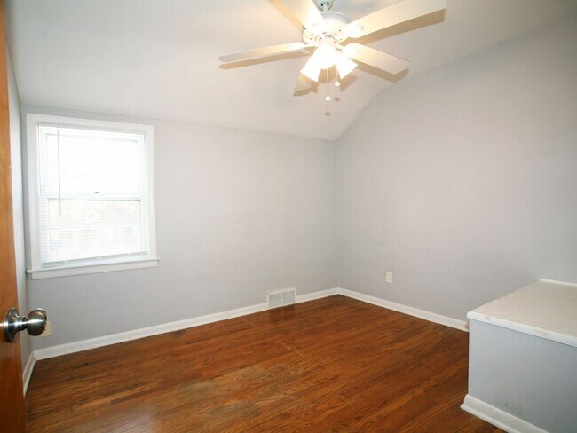 Building Photo - 4 Bedroom - 1.5 Bath Colonial available fo...