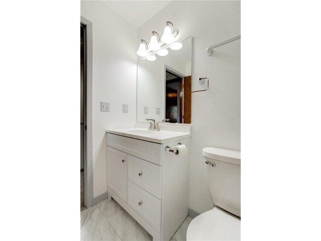 Building Photo - 2458 Crestwood Dr