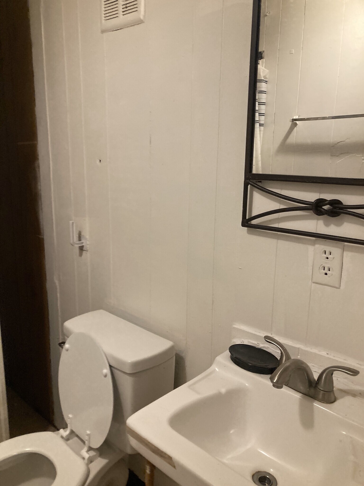 Building Photo - 2102 9th St W