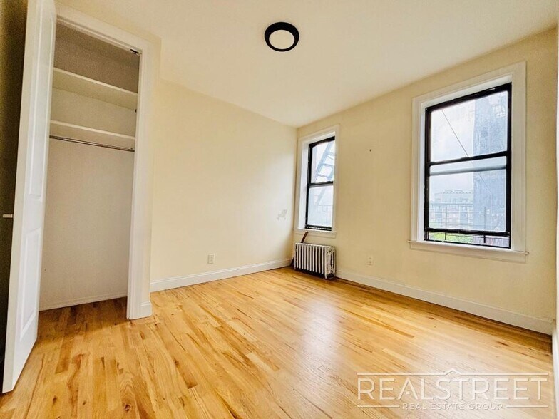 Building Photo - Large 2 bedroom on a Picturesque Tree-Line...