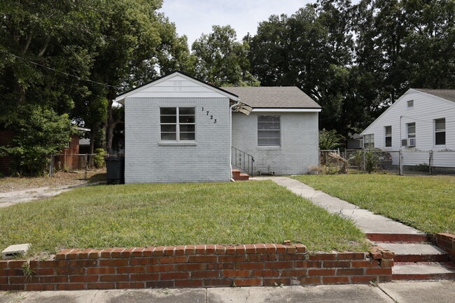 Primary Photo - 1723 University St