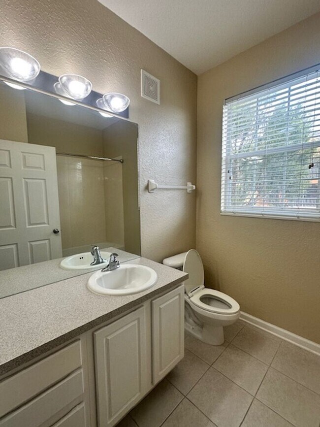 Building Photo - Spacious 3/2 Condo with Pond View!