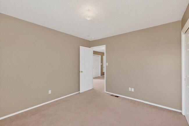 Building Photo - West Side 2/story 3 Bedroom 2.5 Bath 1605/sf 2/CG