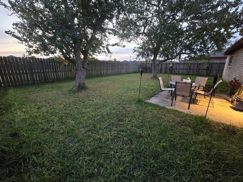 Building Photo - 6617 Meadowbreeze Pkwy