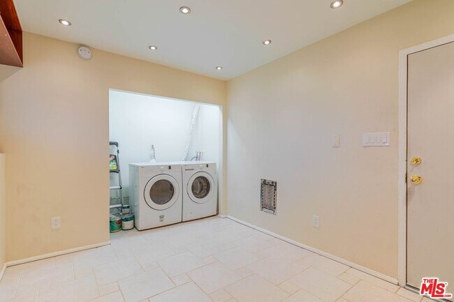 Building Photo - 13959 Victory Blvd