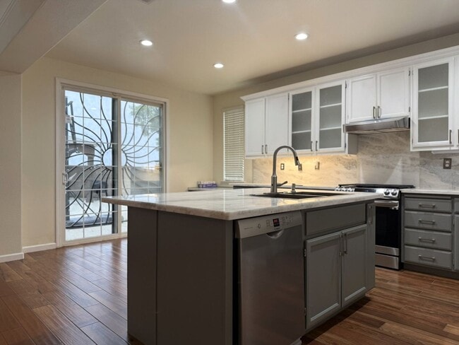 Building Photo - Lovely 5/3 with a desirable downstairs bedroom.