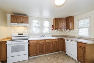 Building Photo - Charming 3-Bedroom, 2-Bath Home with Large Yard and Detached 2-Car Garage