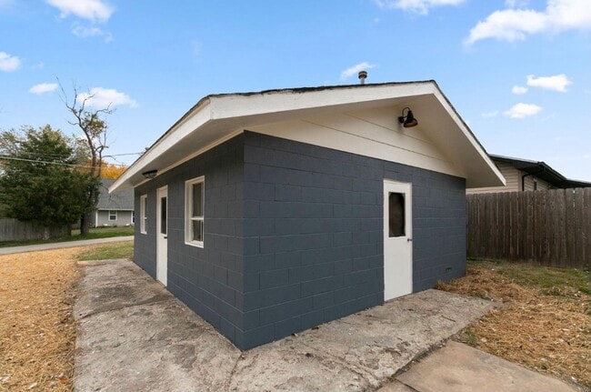 Building Photo - 702 S 10th Ave