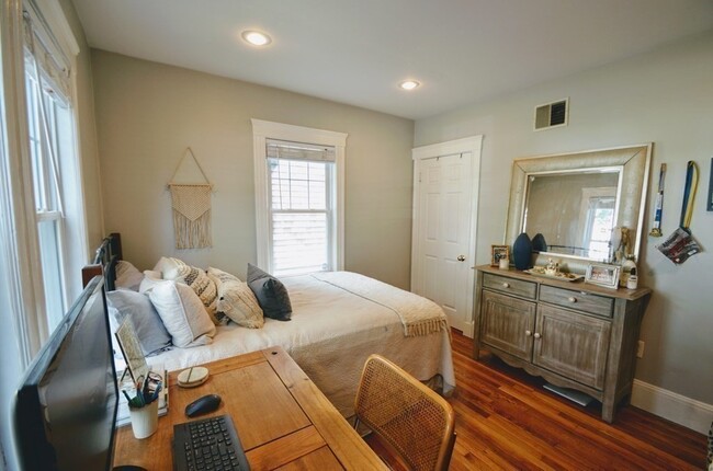 Building Photo - 103 Welles Ave