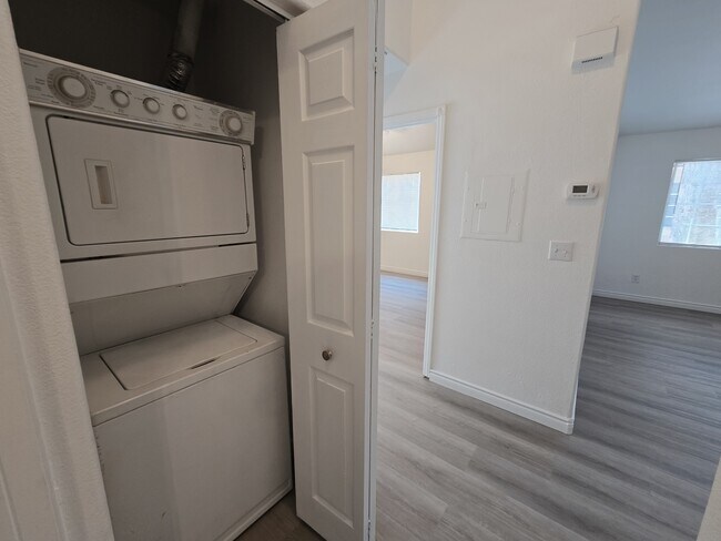 Building Photo - 1612 N Torrey Pines Dr