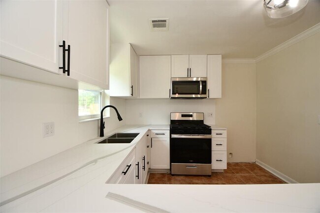 Building Photo - 10946 Fullerton Dr