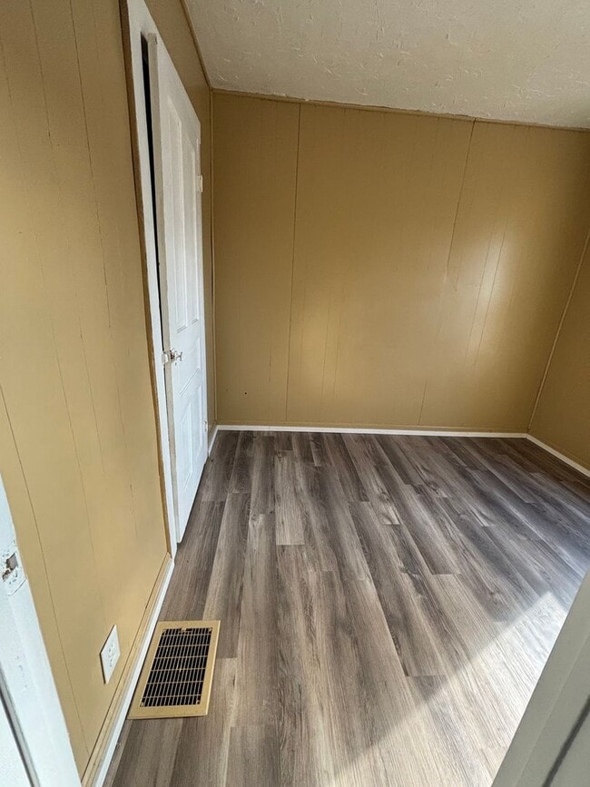 Building Photo - 2 Bedroom 1 Bath (Duplex)