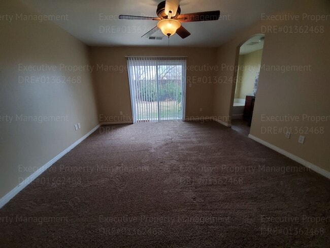 Building Photo - Spacious 4 bedroom 2 bathroom home