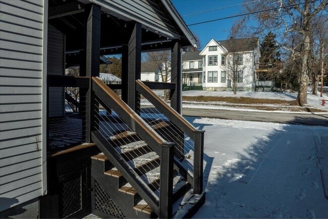 Building Photo - 122 Oak St