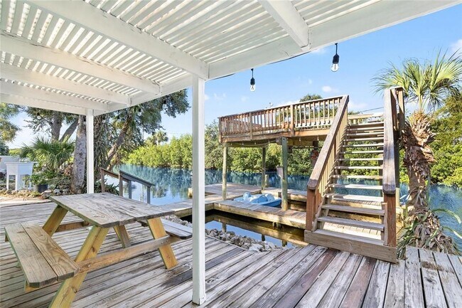 Building Photo - 8825 Oak St