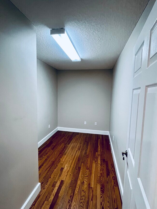 Building Photo - 273 Hollywood Forest Dr