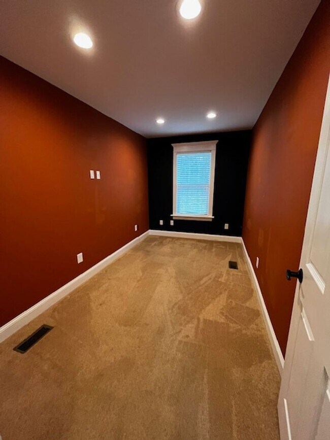 Building Photo - Beautiful 4 bedroom 2.5 bath home with lawncare, internet and security system included in rent