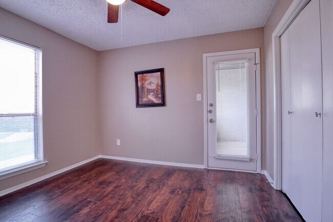 Building Photo - 413 Lakeway Dr