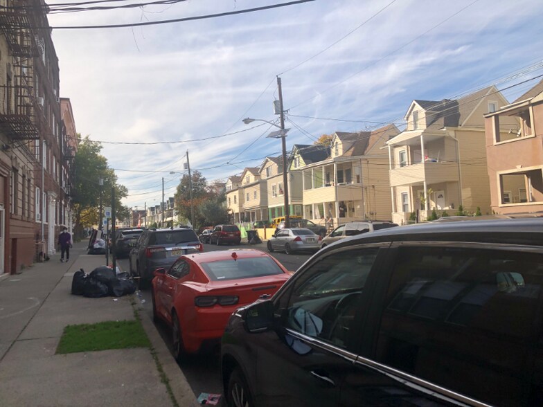 Building Photo - 43 Henry St