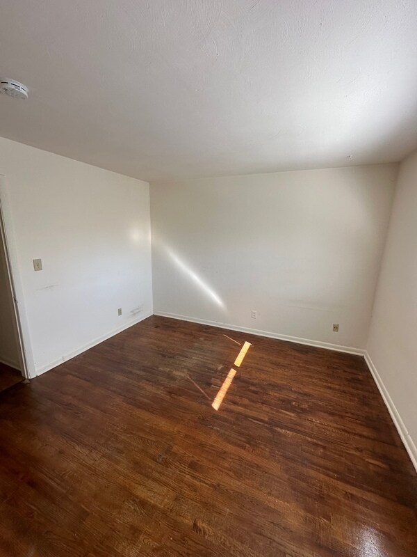 Building Photo - 1063 W 48th St