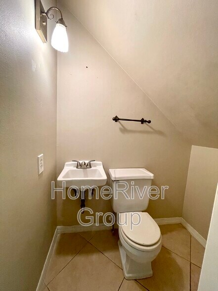 Building Photo - 2105 W Country Club Dr