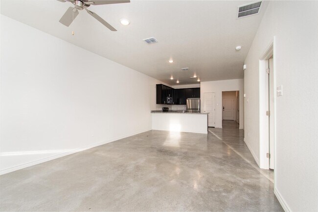 Building Photo - 624 Pacific Crest Trl