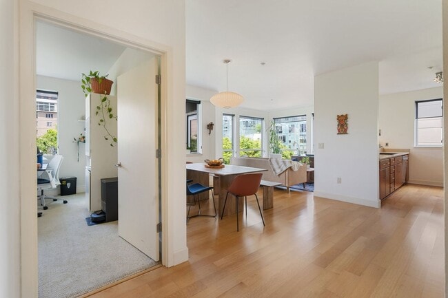 Building Photo - 2 Bed, 2 Bath Bright & Modern Condo in the Pearl District - Now Available!