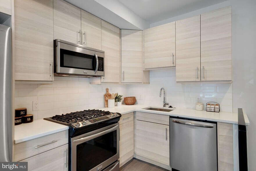 Building Photo - 703 Newton Pl NW