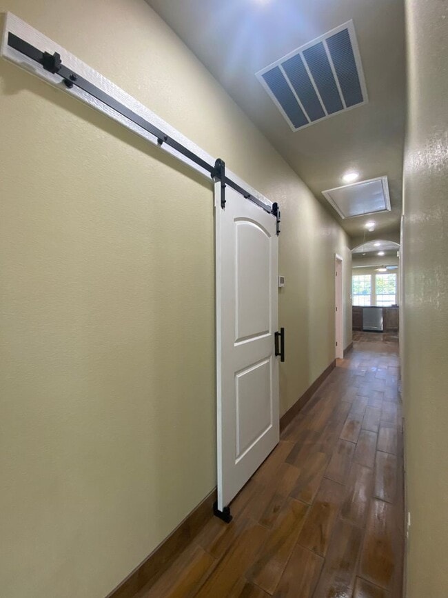 Building Photo - 105 Sabine Ave. #B