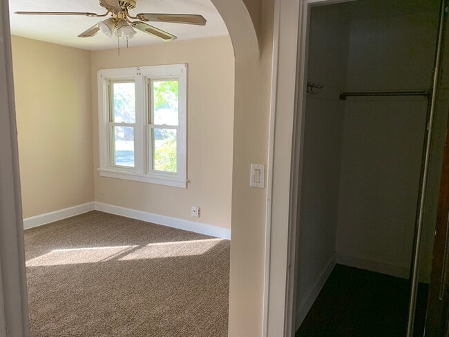 Building Photo - 3 Bed 1.5 Bath Colonial