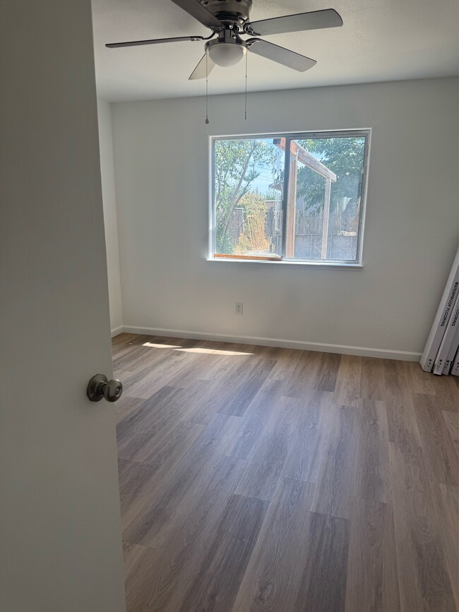 Building Photo - 339 W Kern Ave