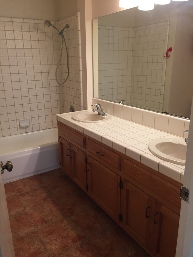 Building Photo - 2 story 3 bed in Northwest Bakersfield wit...