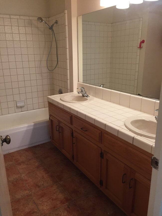 Building Photo - Beautiful Northwest Bakersfield Home with Solar - Ready for Immediate Move In!