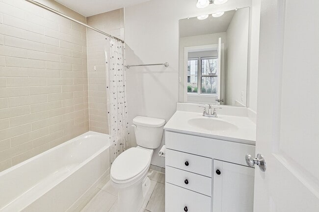 Building Photo - Contemporary 4 bedroom, 3.5 bath Open Concept Townhome!