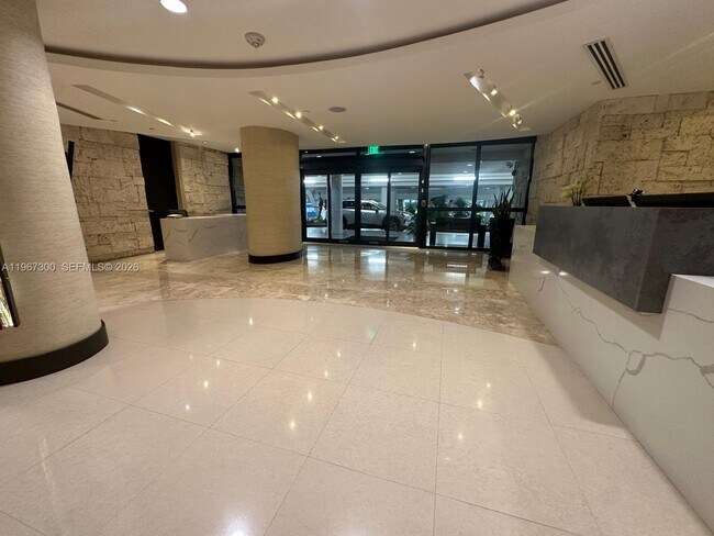 Building Photo - 2555 Collins Ave