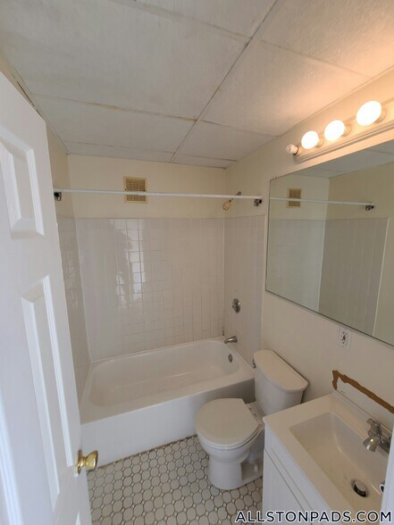 Building Photo - 437 Cambridge St